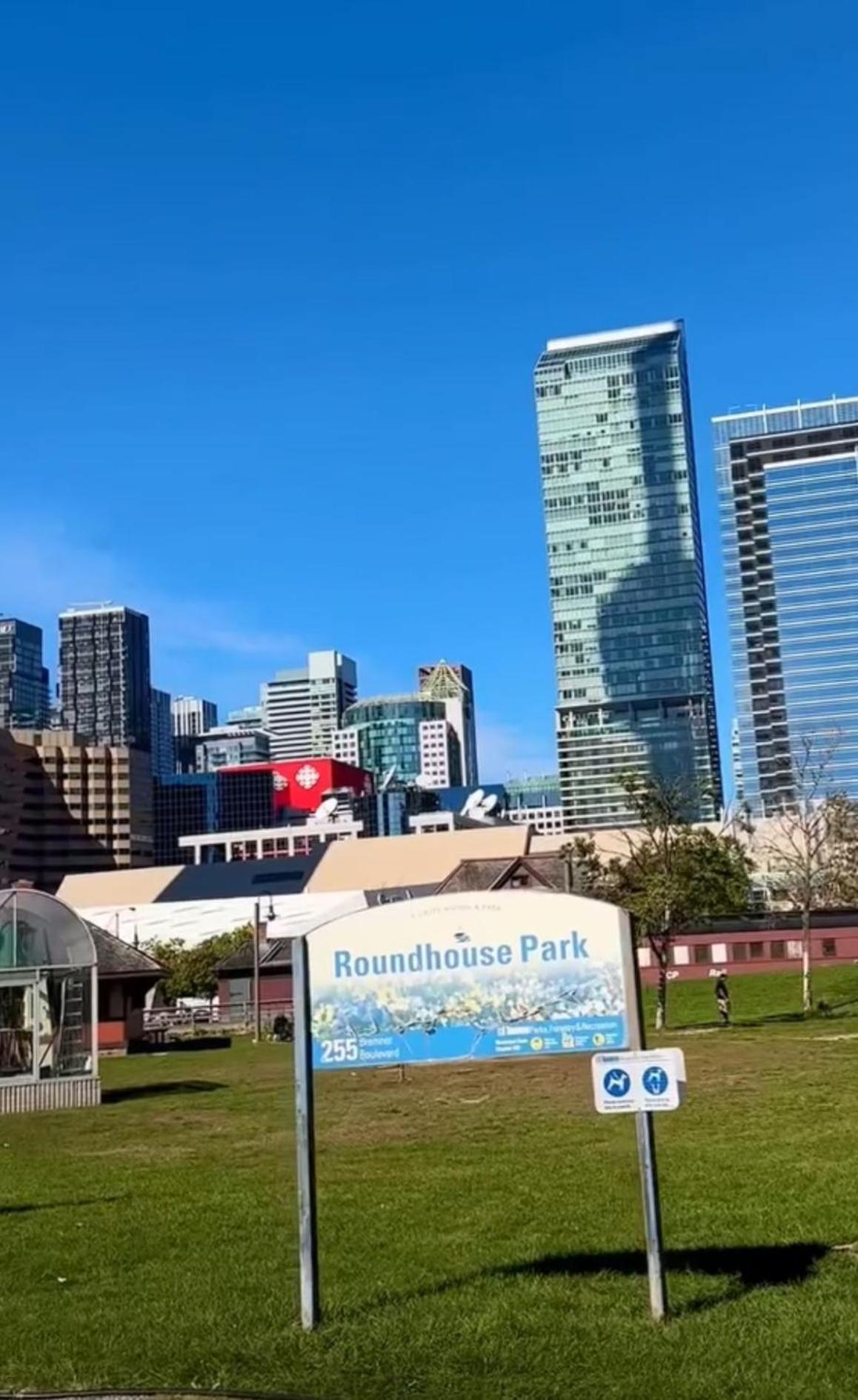 Bloor & Spadina Stay- Walk To Subway, Eaton Centre, And Night Life