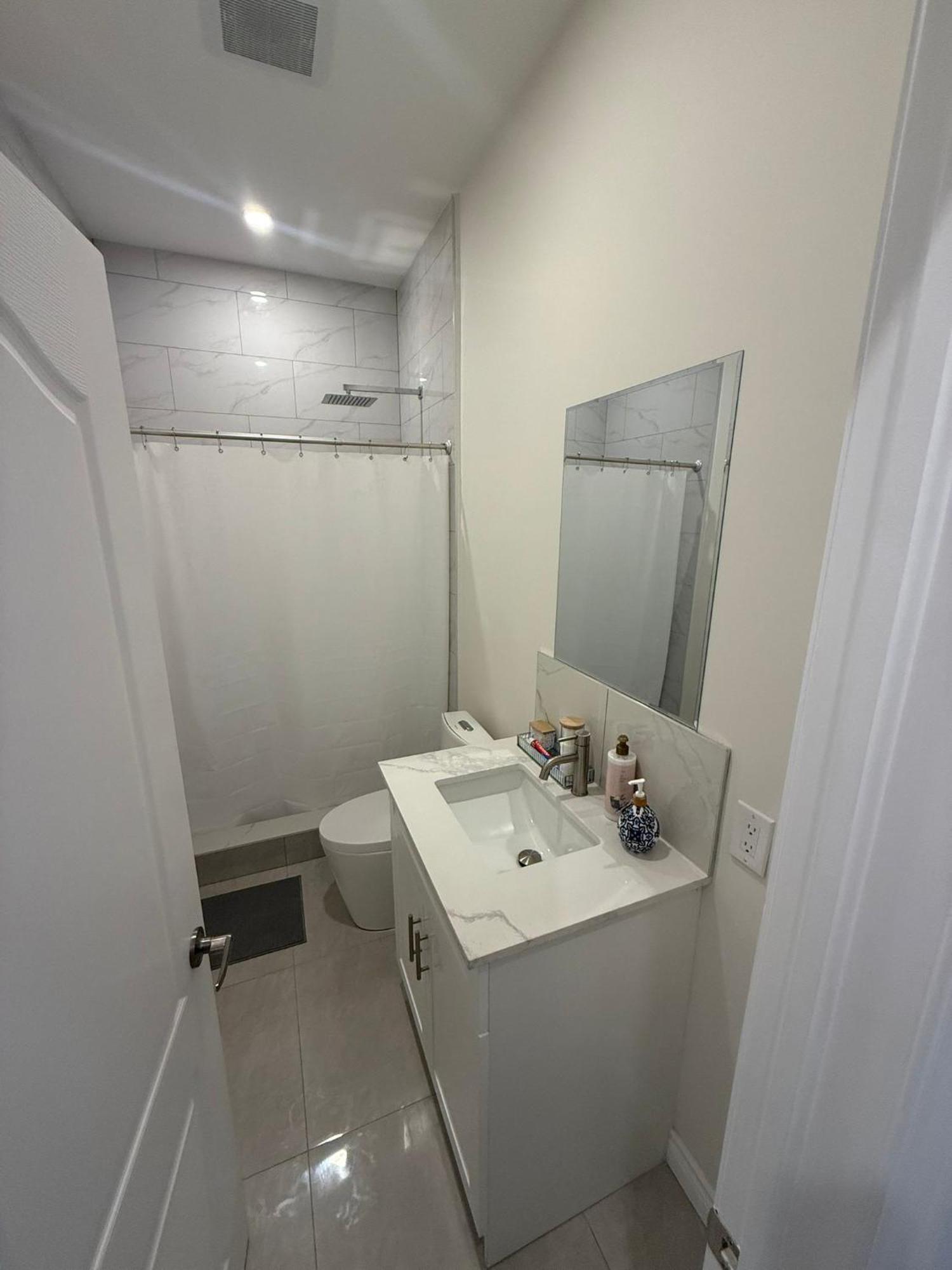 Bloor & Spadina Stay- Walk To Subway, Eaton Centre, And Night Life