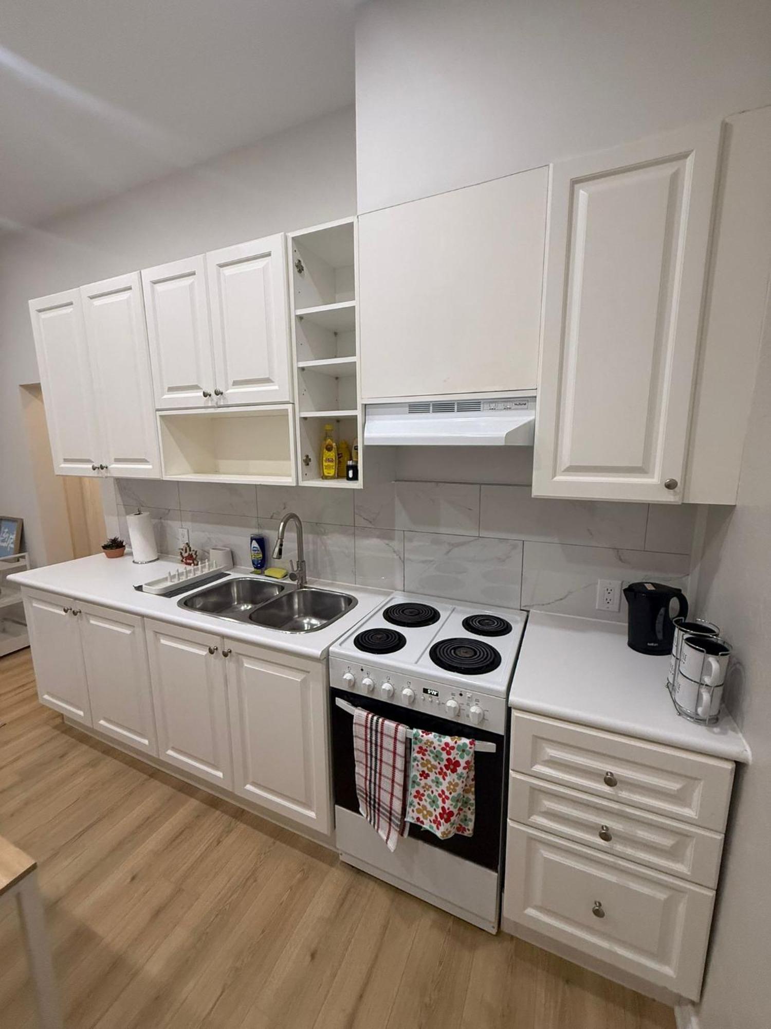 Bloor & Spadina Stay- Walk To Subway, Eaton Centre, And Night Life Homestay Toronto