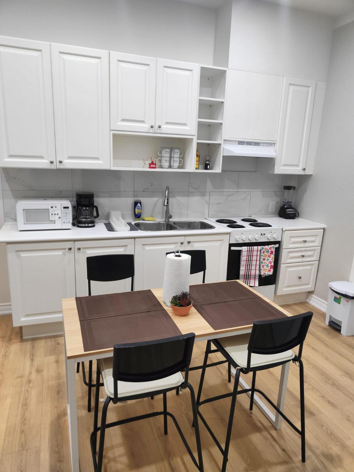 Bloor & Spadina Stay- Walk To Subway, Eaton Centre, And Night Life Homestay